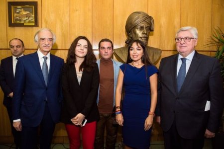 Leyla Əliyeva Moskvada Nəsiminin büstünün açılışında 
