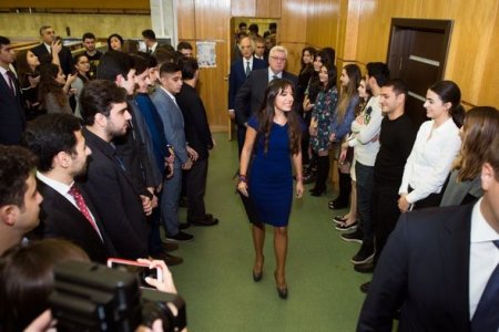 Leyla Əliyeva Moskvada Nəsiminin büstünün açılışında 