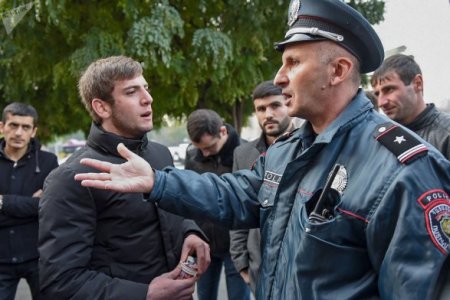 Aprel müharibəsinin iştirakçıları Ermənistan hökumətinin binasını mühasirəyə aldılar