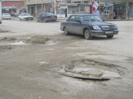 Bərbad yollar, sökülmüş səkilər, otağından çıxmayan icra başçısı…
