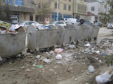 Bərbad yollar, sökülmüş səkilər, otağından çıxmayan icra başçısı…
