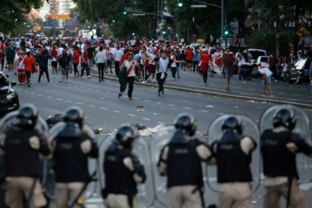 Fanatlar Libertadores Kubokunun finalına əngəl oldular