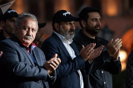 “Ermənistandakı məxməri inqilab Qarabağda qələbədən daha mühümdür...”