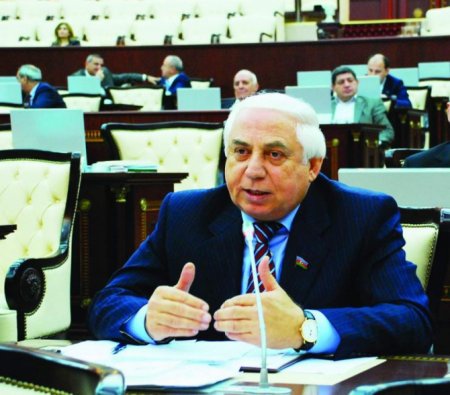 Hadı Rəcəbli: “143 manata bir ay normal yaşamaq olar”