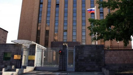 “Rus hərbçisi süpürgəçini döyüb öldürdü” xəbəri səfirliyi bərk qəzəbləndirdi