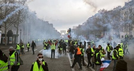 Etirazların bürüdüyü Parisə zirehli texnika yeridildi