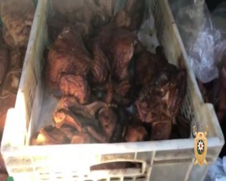 Nazirlik təkər qırıqlarını yandırıb hisə verilmiş məhsullar hazırlayan sex aşkarladı