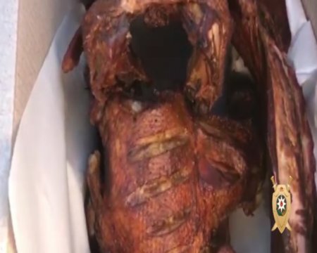 Nazirlik təkər qırıqlarını yandırıb hisə verilmiş məhsullar hazırlayan sex aşkarladı