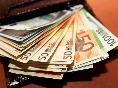 Fransada minimal əməkhaqqı hər ay 100 avro artacaq