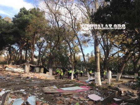 Bakının Atatürk parkında: Eldar Əzizov tapşırdı, “it damına” oxşayanlar söküldü...