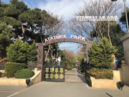 Bakının Atatürk parkında: Eldar Əzizov tapşırdı, “it damına” oxşayanlar söküldü...