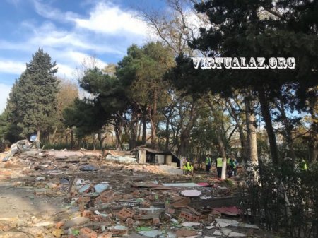 Bakının Atatürk parkında: Eldar Əzizov tapşırdı, “it damına” oxşayanlar söküldü...