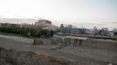 Gəncədə “şah” peyda olub, “Xəmsə bağı”nı öz sarayına qatmaq istəyir