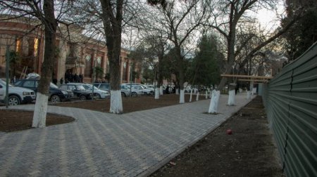 Gəncədə “şah” peyda olub, “Xəmsə bağı”nı öz sarayına qatmaq istəyir