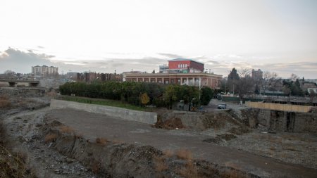 Gəncədə “şah” peyda olub, “Xəmsə bağı”nı öz sarayına qatmaq istəyir