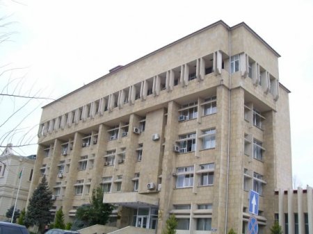 Nərimanov Rayon İcra Hakimiyyətinin keçmiş əməkdaşı hakim qarşısında: “Rəhbərlik mənə dedi ki, get, məsələləri həll et”