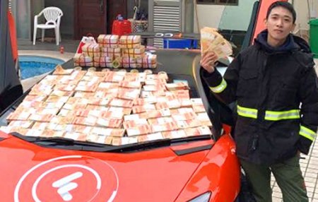 24 yaşlı milyonçu binanın damından küçəyə dollar səpələdi