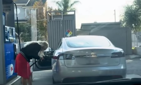 Elektromobil sürücüsü sarışın qız maşınına benzin doldura bilmədi