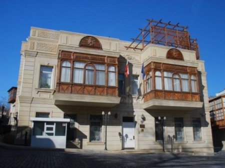 Avropa ölkələrinin Bakıdakı səfirliklərinin ətrafını növbəsatan dəllallar bürüdü