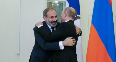 Paşinyan Putinin ağuşunda