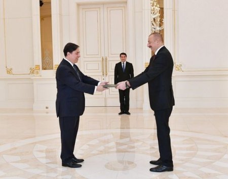 İlham Əliyev səfirlərin etimadnamələrini qəbul etdi