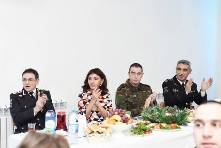 Mehriban Əliyeva DTX-nin hərbi hissəsində keçirilən bayram tədbirində
