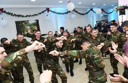 Mehriban Əliyeva DTX-nin hərbi hissəsində keçirilən bayram tədbirində