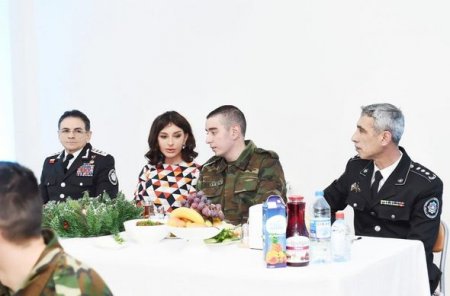 Mehriban Əliyeva DTX-nin hərbi hissəsində keçirilən bayram tədbirində