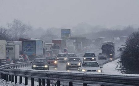 İranda qarlı hava yol qəzalarını artırdı