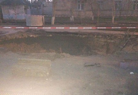 Sumqayıtda yol çökdü