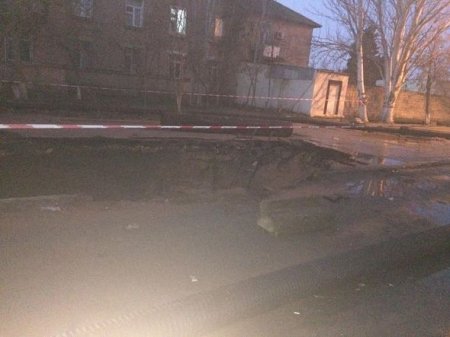 Sumqayıtda yol çökdü