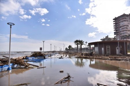 Şiddətli külək Türkiyənin Mersin şəhərini viran qoydu