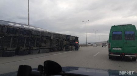 Küləyin fəsadları: Ələt-Astara yolunda TIR, Lökbatanda darvaza aşdı