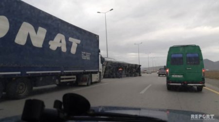 Küləyin fəsadları: Ələt-Astara yolunda TIR, Lökbatanda darvaza aşdı