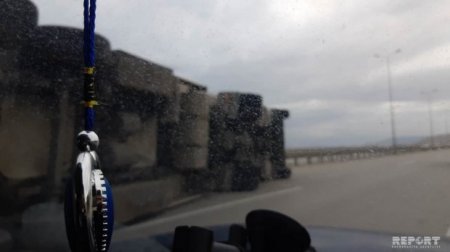 Küləyin fəsadları: Ələt-Astara yolunda TIR, Lökbatanda darvaza aşdı