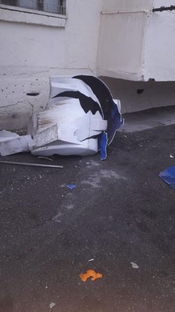 Güclü külək Bakıda su çənini avtomobilin üstünə atdı