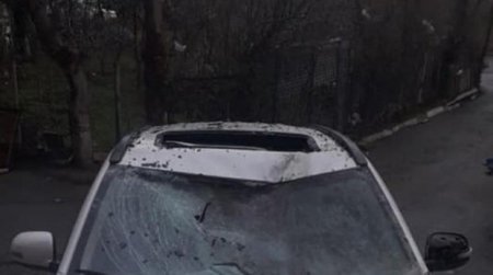 Güclü külək Bakıda su çənini avtomobilin üstünə atdı