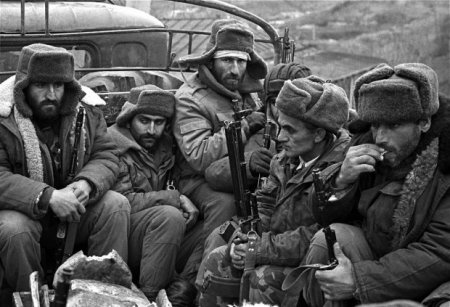 Əli dinc azərbaycanlıların qanına batmış “Kobra”ya heykəl qoymaq?