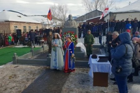 Xocalı qətliamında iştirak edən “Kobra”nın heykəlinin arxasında kim dayanır?