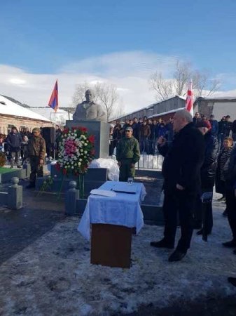 Xocalı qətliamında iştirak edən “Kobra”nın heykəlinin arxasında kim dayanır?