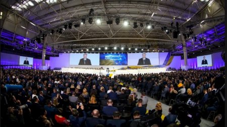 Poroşenko prezidentliyə namizədliyini irəli sürəcəyini rəsmən elan edib