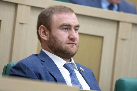 Senator Rauf Araşukov iclas zalında yaxalandı
