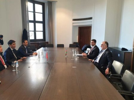 Elmar Məmmədyarov qırğız həmkarı ilə görüşdü
