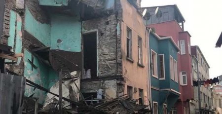 İstanbulda daha bir bina çökdü