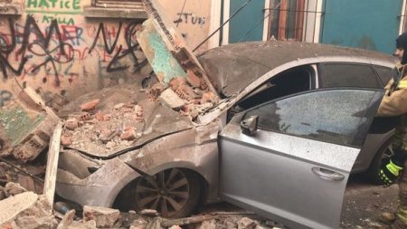 İstanbulda daha bir bina çökdü