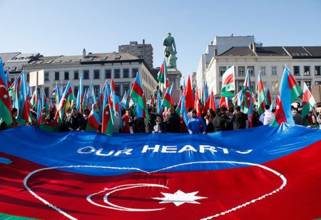 Azərbaycanlıların Brüssel mitinqi: Qarabağa qayıtmaq istəyirik!