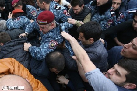 Yerevanda aksiya iştirakçılarını döyən polis işdən qovuldu