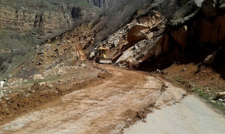İri qaya parçaları Quba-Xınalıq yolunu bağladı