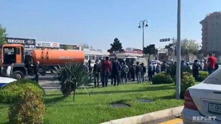 Babək prospektində yük maşını aşdı, tıxac yarandı