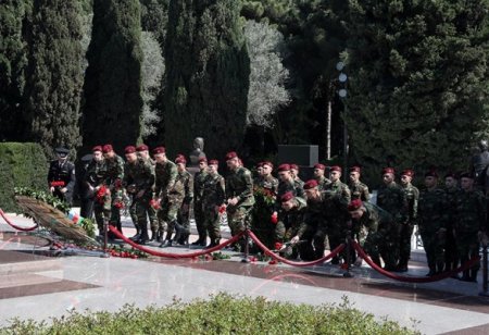 Əsgər Heydər Əliyev Prezident Heydər Əliyevin məzarını ziyarət etdi